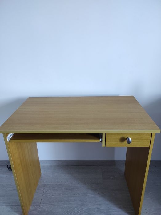 Vand birou mic, fara urme de uzura.