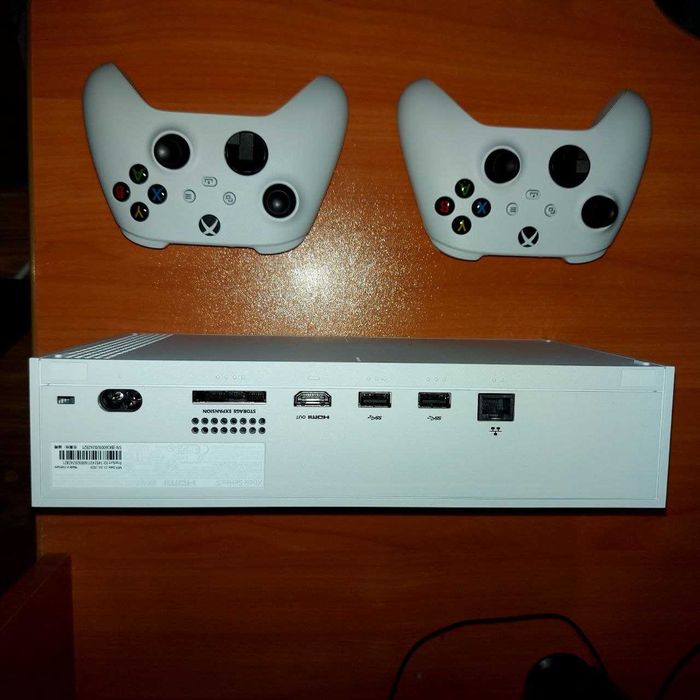 Xbox series s 2 геймпада