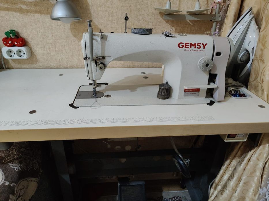 Продам швейную машинку