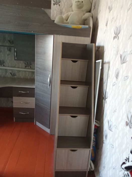 Детская кровать .шкаф, стол