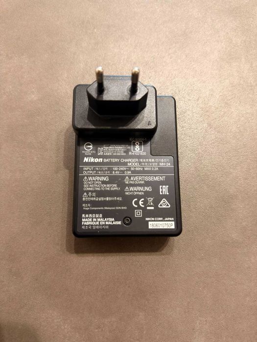 Продавам Фотоапарат  Nikon D3400