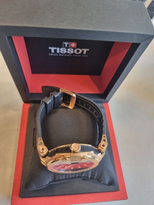 Часовник Tissot gold.