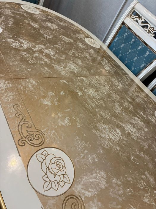 Стол со стульями