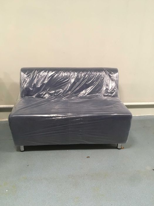 диван и столы для кафе