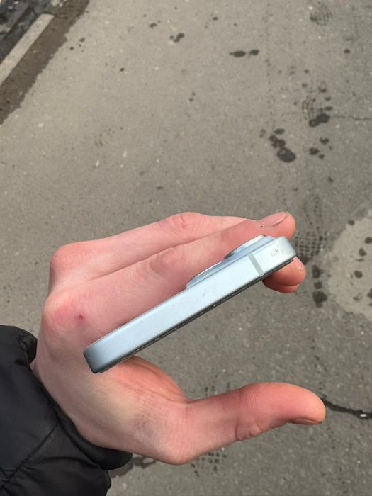 Подам айфон 15 128гб