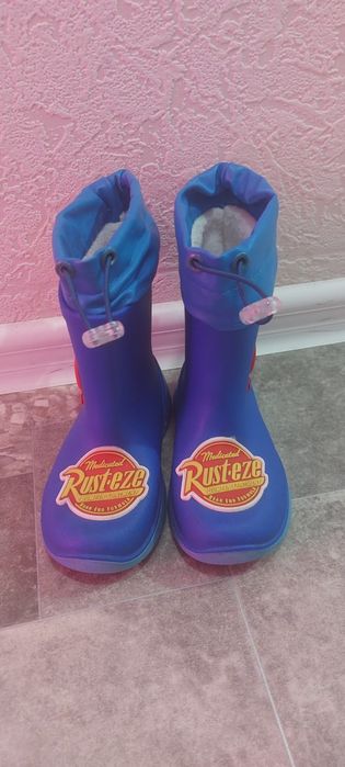 Продам резиновые сапоги на мальчика