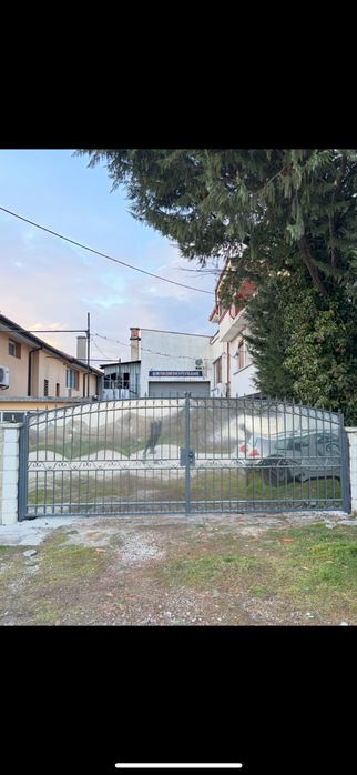 Ковано желязо по поръчка - врати , огради и парапети .