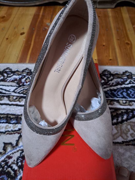 Янги холатда турган аёллар оёк кийими