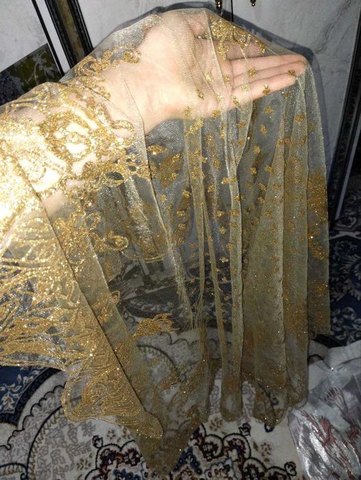 Келин саломлик парли ту́н ичидан кийадигани ва устидан босириладигани