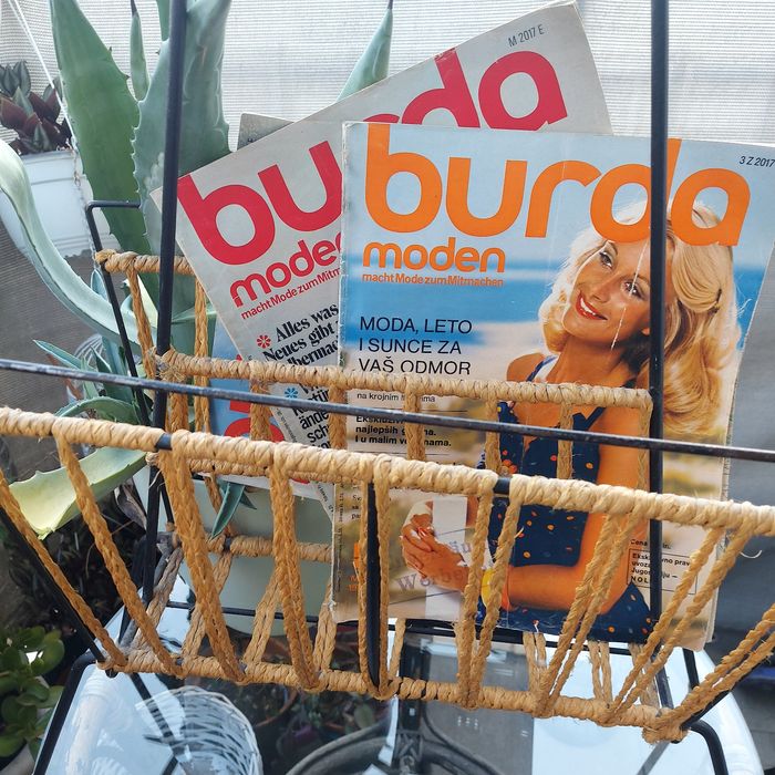 Стойка за списания