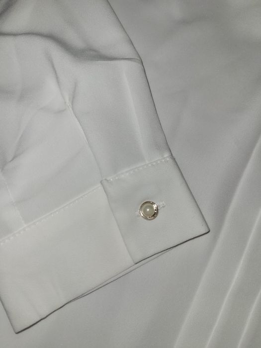 Бяла риза със златно колие