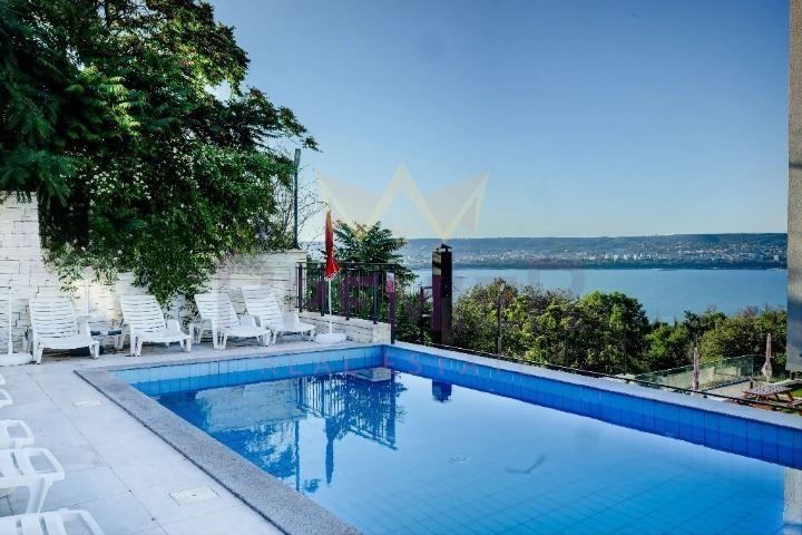 Дава се под наем Тристаен апартамент в Варна, Галата - 150 кв.м за 2500 € - Снимка #11