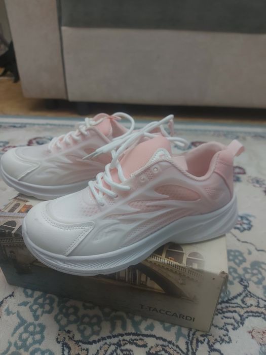 Женские кроссовки 35 размер