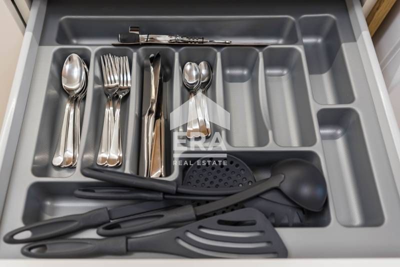 Двустаен, чисто нов, обзаведен апартамент за продажба, със собствен дв