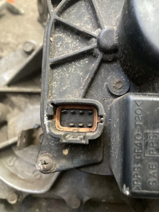 Nissan navara d40 2.5d 2008година avtomat Раздатъчна Кутия