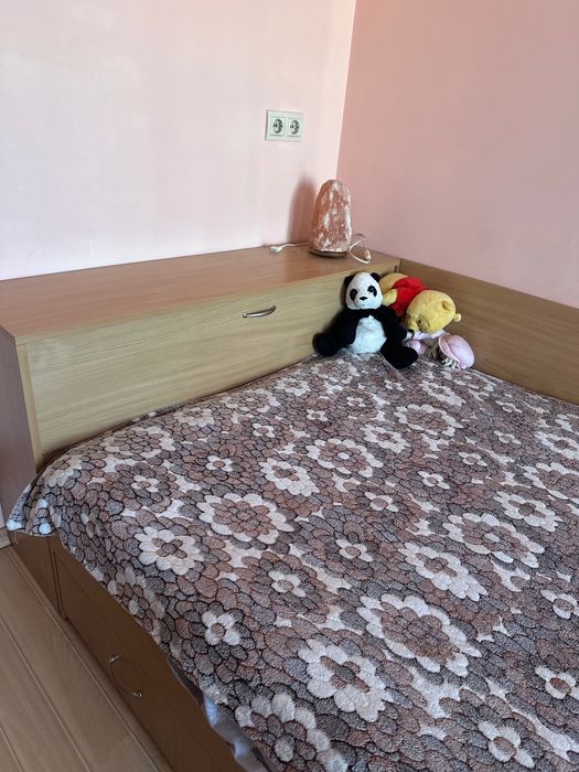 Продава трикрилен гардероб, спалня и бюро.