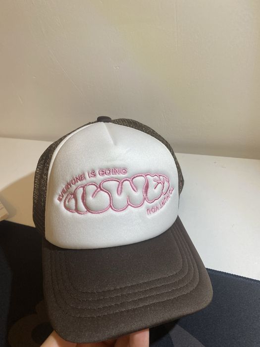 Стилна шапка с регулиране на размера