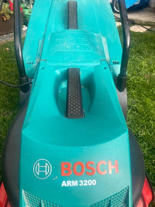 Masina de tuns iarba electrica BOSCH, stare buna.