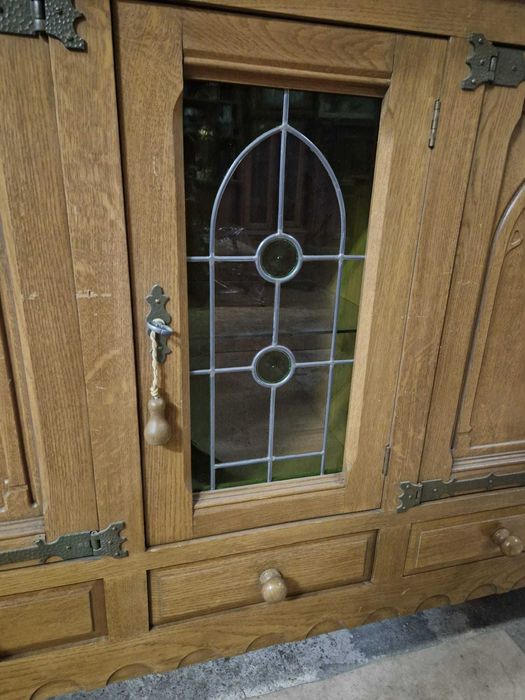 Бюфет от дъбов масив с цветен витраж и метален обков