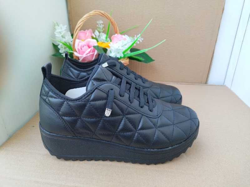 Дамски обувки на платформа