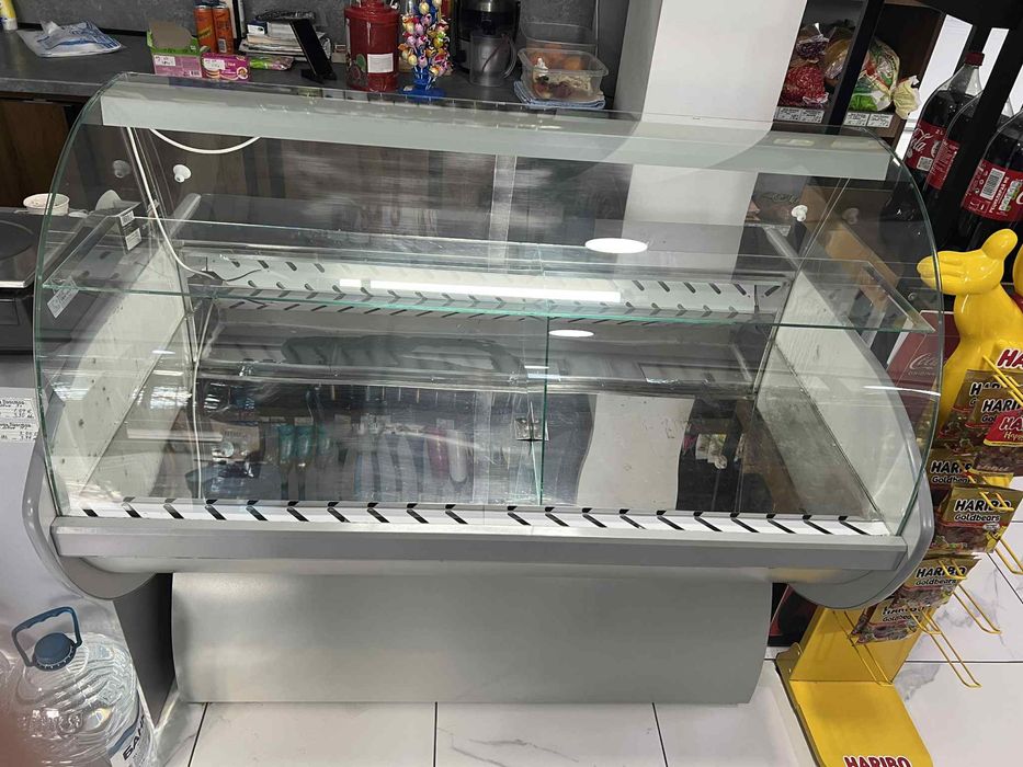 Витрина за деликатеси / квартален магазин + Щанд за каса