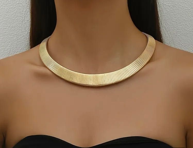 Елегантно колие златисто