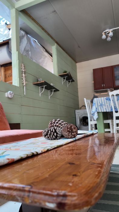 Продава каравана с просторен навес на морето