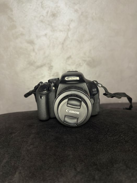 Canon 600D + obiectiv 50 mm + obiectiv mare cadou.