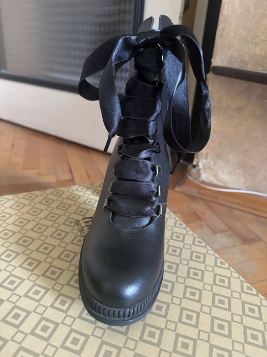 Черни боти на висок ток