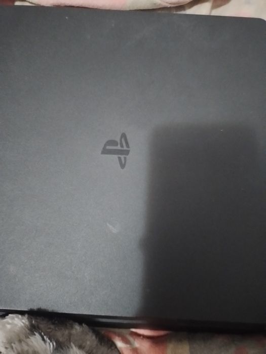 Vand /schimb ps4 slim si 6 jocuri 1 controler
