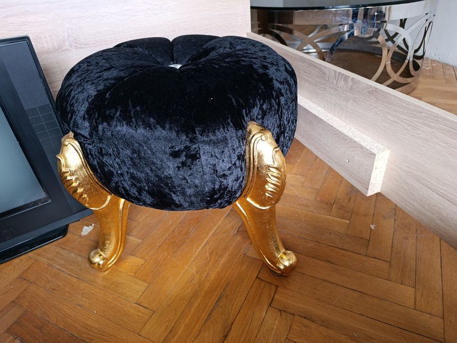 Луксозна табуретка "Барок" – черно кадифе и златисти орнаменти