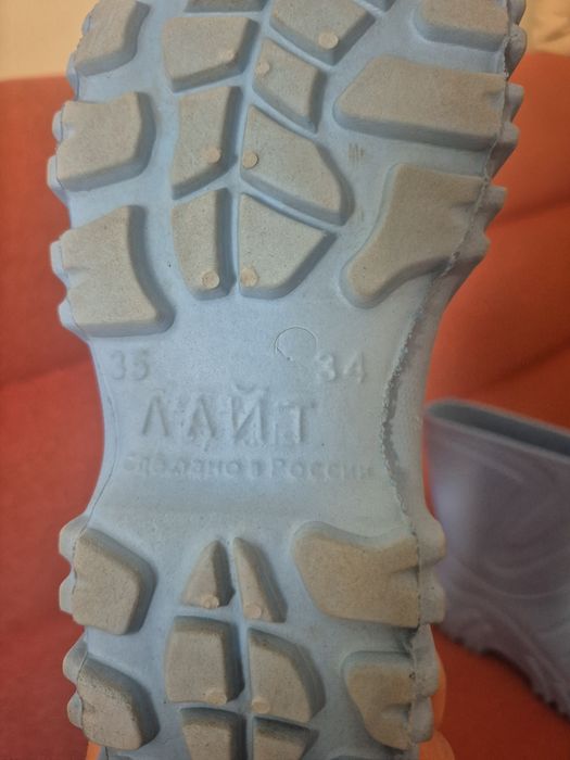 Резиновые- гелевые сапоги