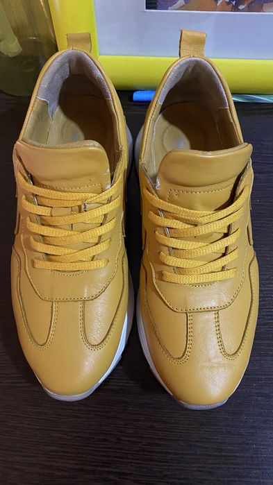 женские кроссовки