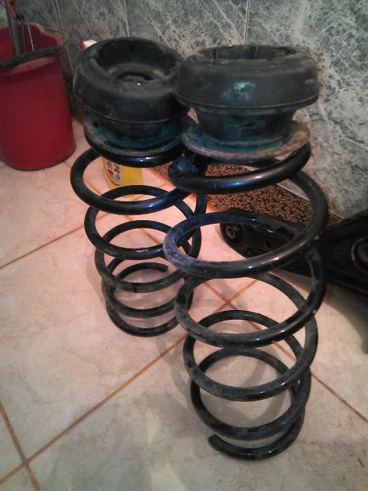 ПРЕДНИ Пружини за голф 2,3 ,джета,пасат и тампони макферсън-комплект