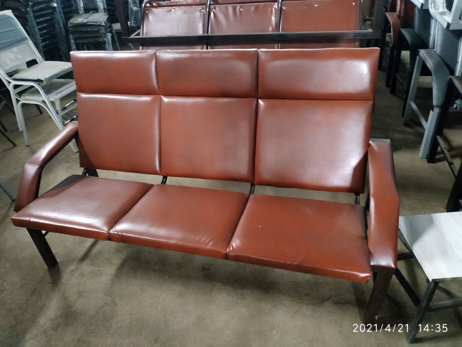 Трёхместное зал ожидания диван.