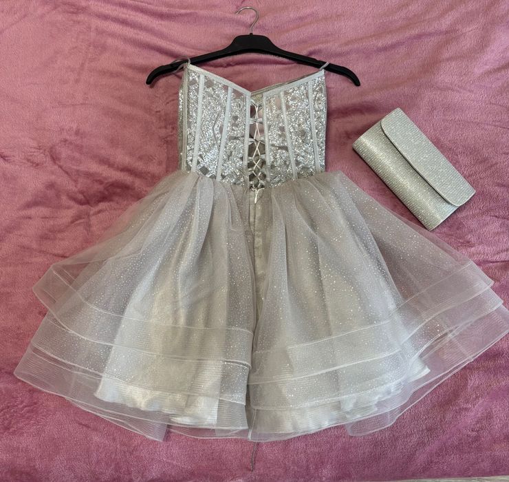 Бална рокля с чанта , сребриста с лилав отенък . Размер XS