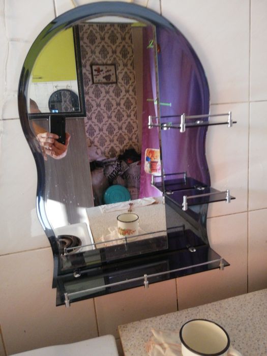 Зеркало для ванной с полками.