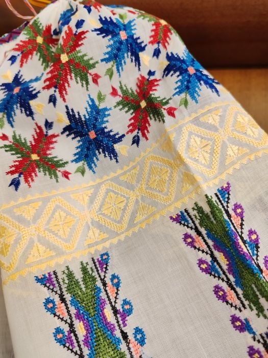 Ie veche/port popular /Camasa autentică