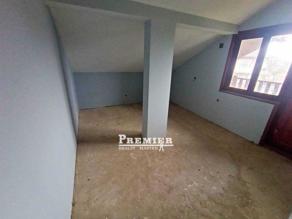 Продаваме триетажна тухлена къща в село Тънково