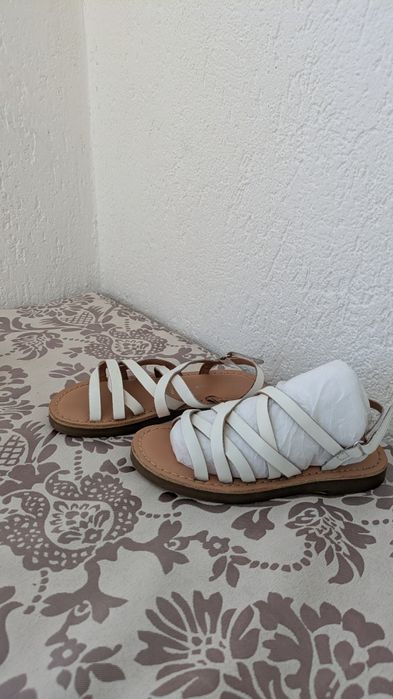 Vând sandale, albe Reserved, piele, mărimea 28