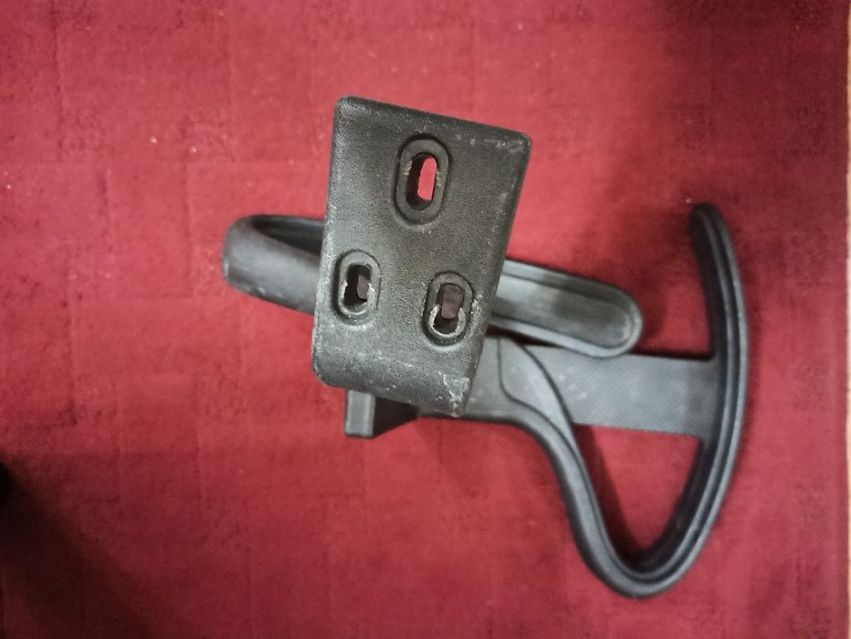 Продавам подлакътници и резервни части  за офис стол