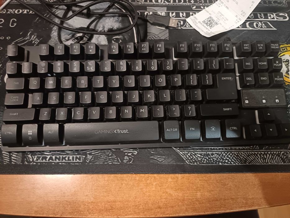 Клавиатура GamingXTrust + Logitech стикер подарък