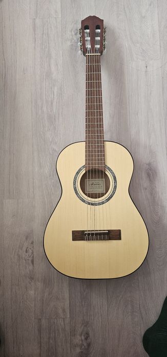 Продаю гитару YAMAHA C15