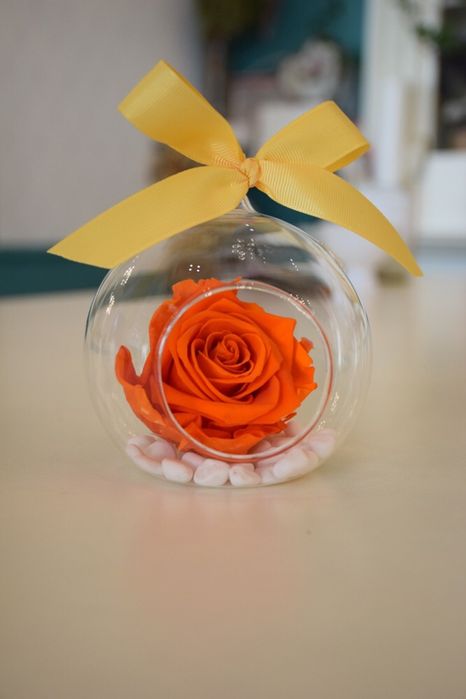 Trandafir criogenat in glob de sticla de 10 cm diametru
