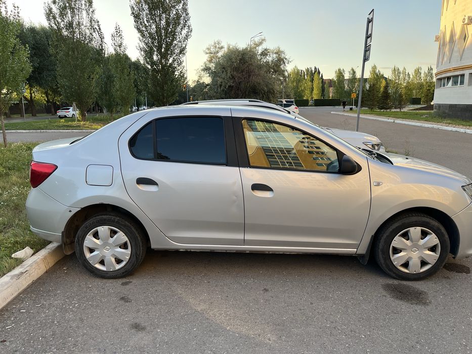 Машина Renault Logan