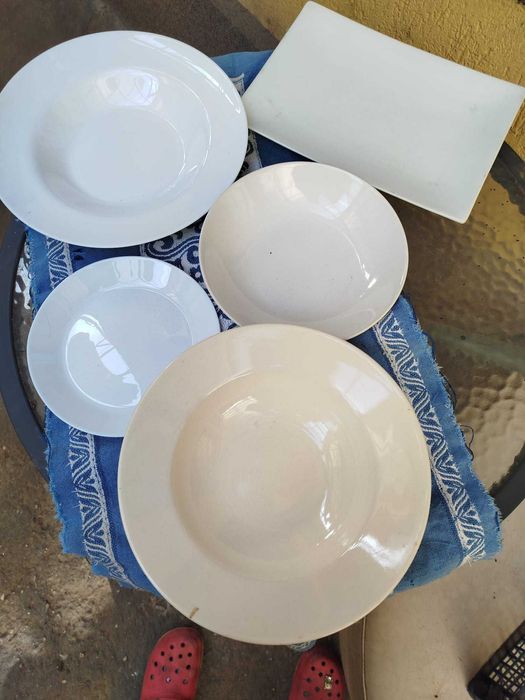 Vand vesela: farfurii, platouri, pahare, carafe, ghivece