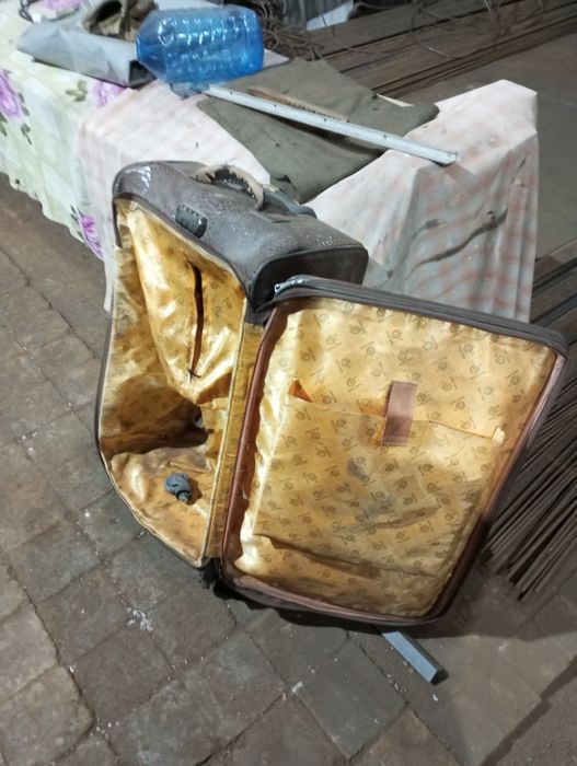 Продам чемодан состояние среднее