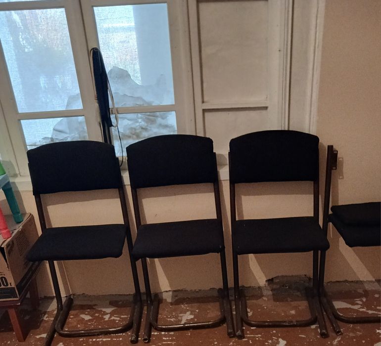 Tubiretka va stullar bor