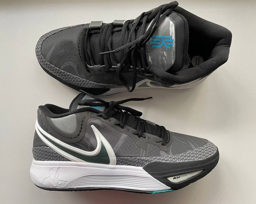 Фирменные кроссовки