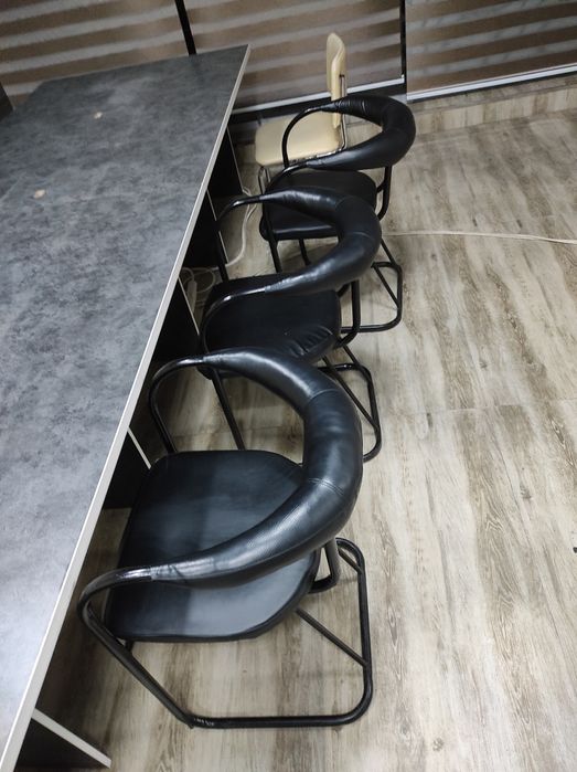 Kampyuter mebel Srochna sotiladi